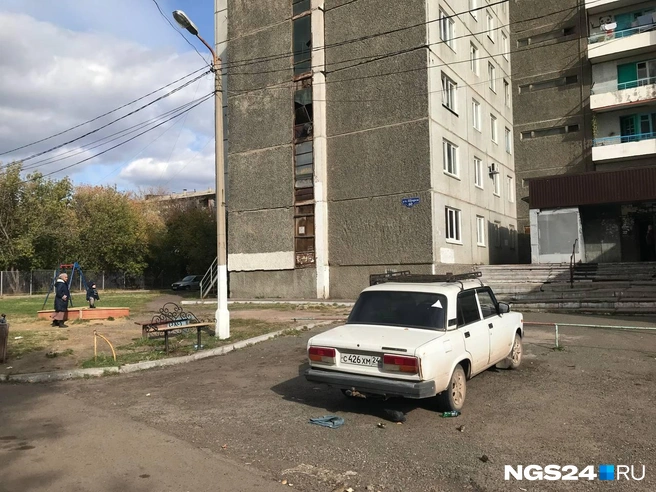 Судя по ржавому тормозному диску, сегодня на машине никуда не ездили | Источник: Дмитрий Мамаев / NGS24.RU