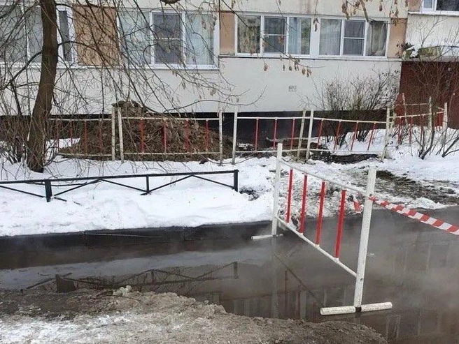 Пенсионер госпитализирован после падения в шурф с горячей водой | Источник: Прокуратура Санкт-Петербурга