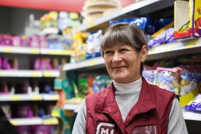 50-Year-Old Shop Assistant Starts Blog, Wins Thousands of Followers