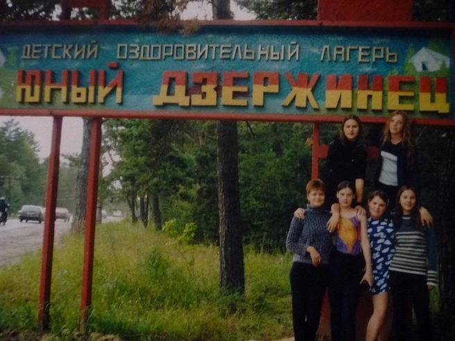 Детство без интернета&nbsp;— оно такое. Фотографии делали на «мыльницы»&nbsp;— на память: распечатать и положить в альбом | Источник: Мария Извекова, Юный Дзер / Vk.com