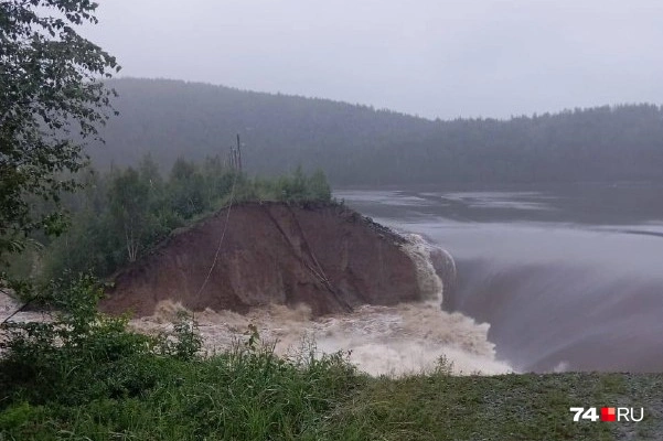 В городе Карабаш в Челябинской области прорвало дамбу Киалимского водохранилища