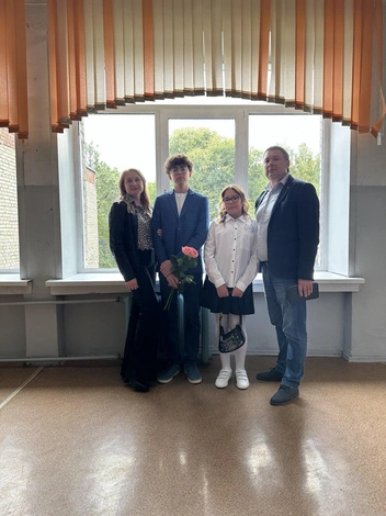 Алиса хорошо учится, любит рисовать и занимается танцами | Источник: Анна Топорищева