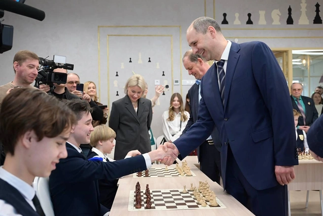 Врио губернатора сделал символический первый ход на шахматной доске | Источник: Денис Паслер / T.me