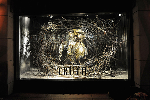 Витрины Barneys от База Лурмана | Источник: Getty Images