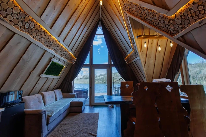 Так домик выглядит внутри | Источник: Priozerieglamping.ru