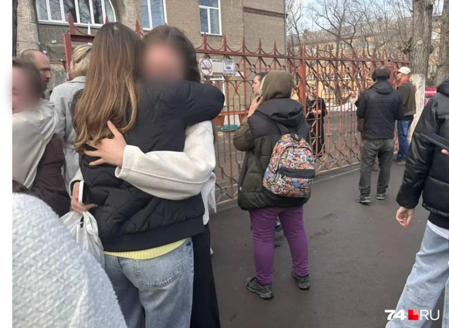 Школьники не могут сдержать эмоций после случившегося | Источник: Дарья Дубровских 