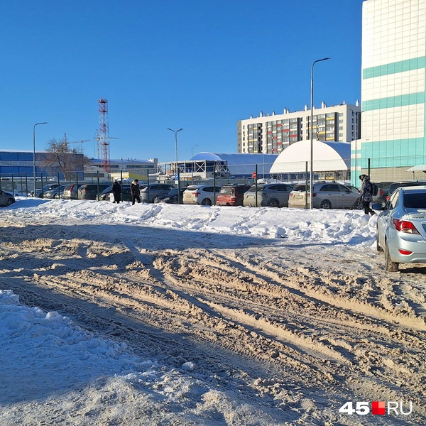 Парковка у детской поликлиники на Голикова не почищена | Источник: Александр Лисихин / 45.RU