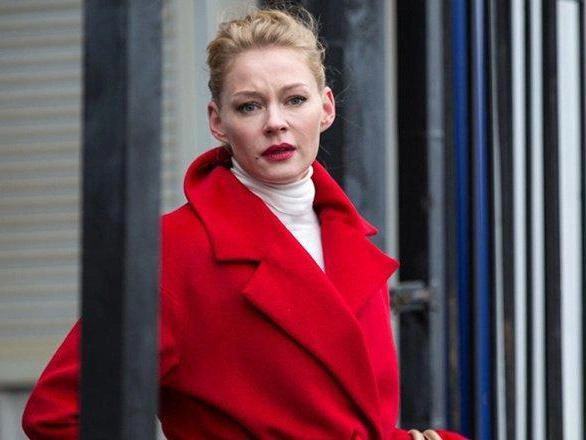 На съемках сериала Ходченкова работала не только со Слепаковым (признан в РФ иностранным агентом в 2023 году), но и с его женой, художником по костюмам. | Источник: кадр из сериала «Домашний арест» (16+), реж. Петр Буслов, Comedy Club Production, 2018 год