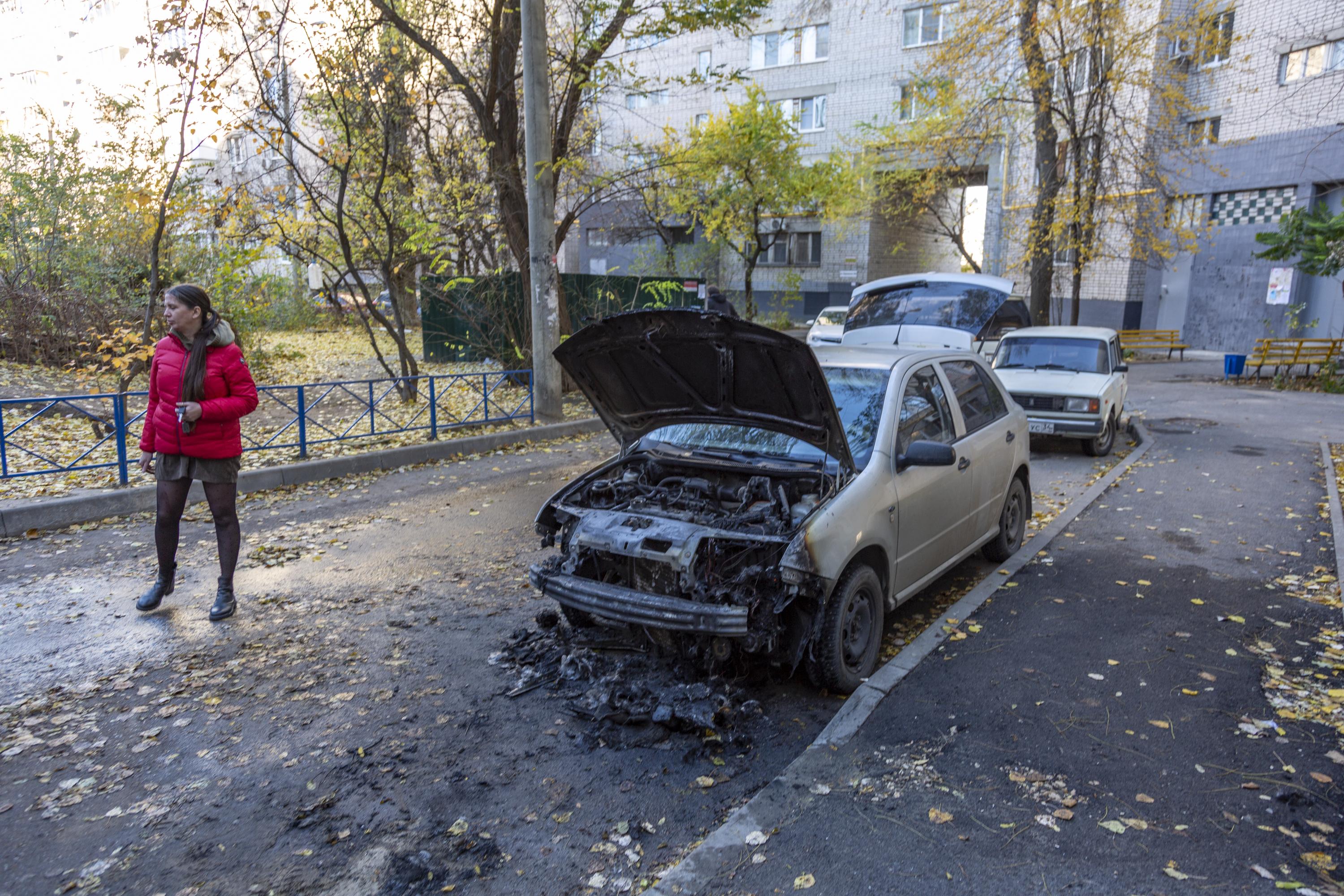 В центре Волгограда дотла сгорел автомобиль - 8 ноября 2023 - V1.ру