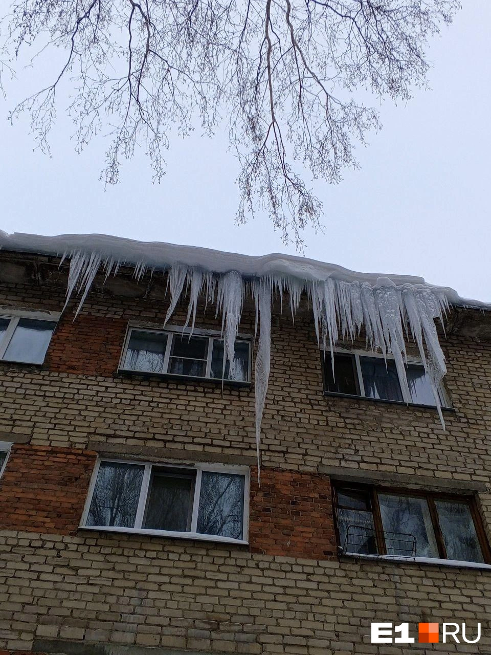 Екатеринбуржцы показали опасные дома, увешанные сосульками: кто должен  убирать снег и сосульки с крыш и балконов - 17 января 2024 - Е1.ру