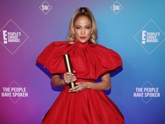 Джей Ло в красном затмила всех гостей и номинантов People’s Сhoice Awards