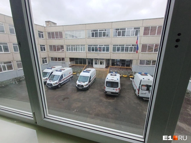 В школу приехали пять карет скорой помощи | Источник: читатель E1.RU