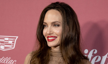 Халат в катышках и облезший маникюр: Джоли прогулялась в очень небрежном виде