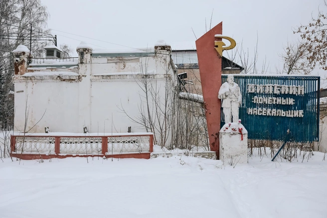 Памятнику Ленину на заднем дворе без малого 102 года. Пространство за заборчиком&nbsp;— трибуна для выступлений | Источник: Наталья Лапцевич