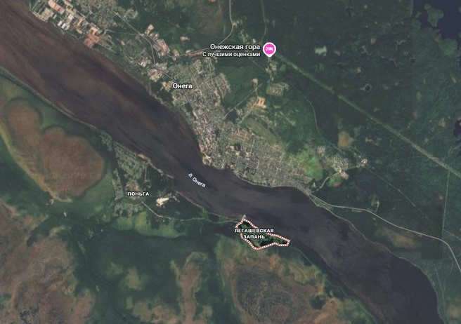 Легашевская запань находится через реку от города Онега | Источник: Google.com / maps