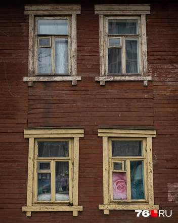 Окна домов зашторены, где-то и вовсе заколочены досками | Источник: Александр Куренной / 76.RU
