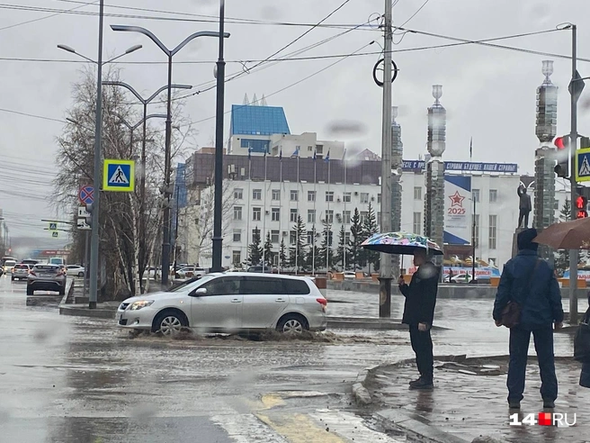 А вот улица Ярославского, как всегда, в воде | Источник: Надежда Ефимова / 14.RU