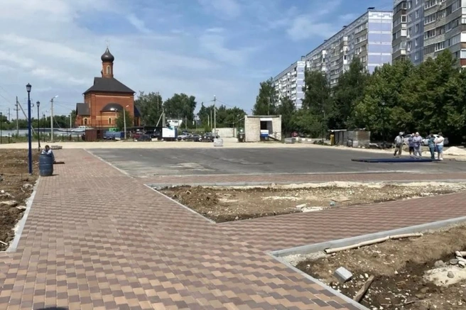 В настоящий момент завершается асфальтирование общественной зоны и укладка тротуарной плитки на пешеходных дорожках | Источник: Пресс-служба администрации города Рязани