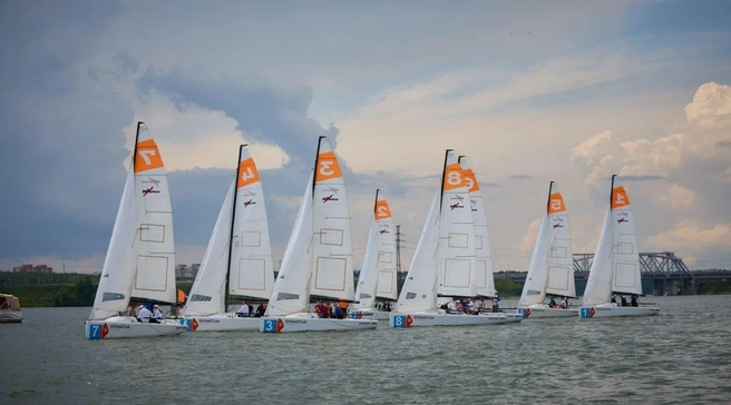 У клуба свой собственный флот, на лодках проводят регаты | Источник: sibsailclub.ru