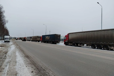 Водители фур объяснили пробку у склада Wildberries