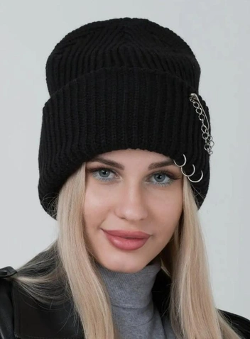 Черный цвет совсем не к лицу девушке, к тому же, для ее черт шапка слишком объемная | Источник: wildberries.ru