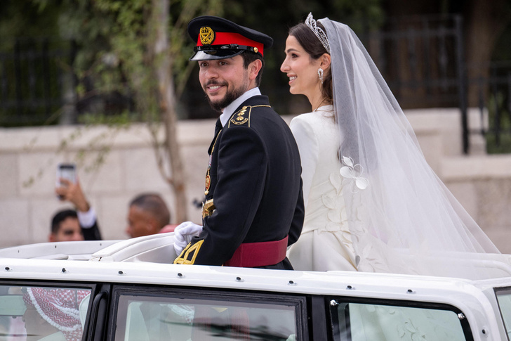 Главная восточная свадьба 2023: принц Хуссейн Абдалла и его невеста Раджва Аль Саиф в платье с вырезом «наискосок»