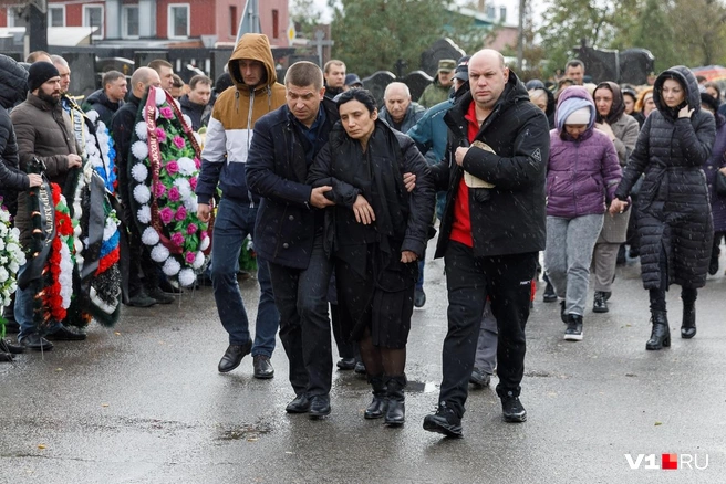 Близкие поддерживали семью погибшего, как могли | Источник: Алексей Волхонский