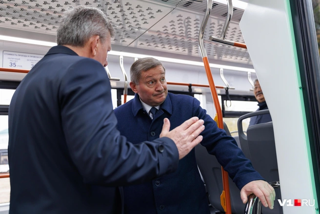 О чем задумался губернатор? | Источник: Алексей Волхонский / V1.RU