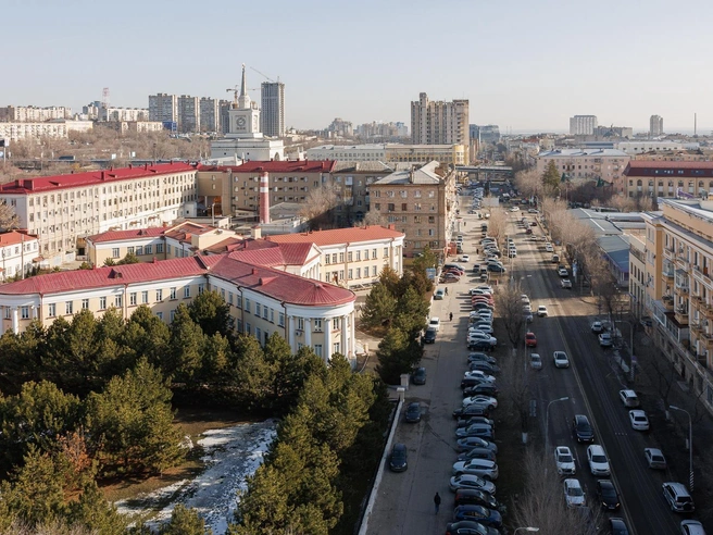 За корпусами больницы РЖД хорошо виден шпиль железнодорожного вокзала. | Источник: Алексей Волхонский / V1.RU
