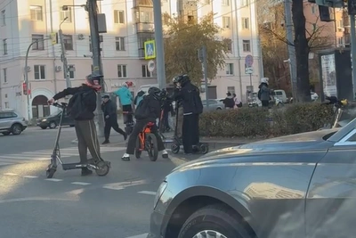 Подростки устроили покатушки на самокатах по проспекту Ленина