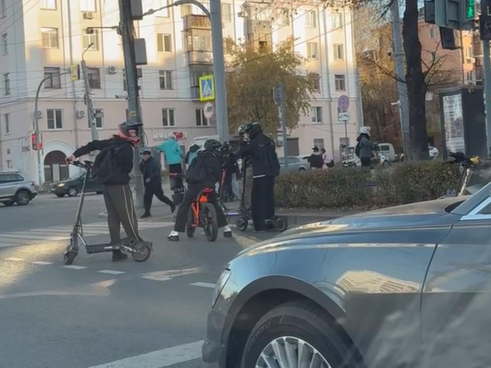 «Страшно из-за непредсказуемости». Подростки устроили покатушки на самокатах по проспекту Ленина