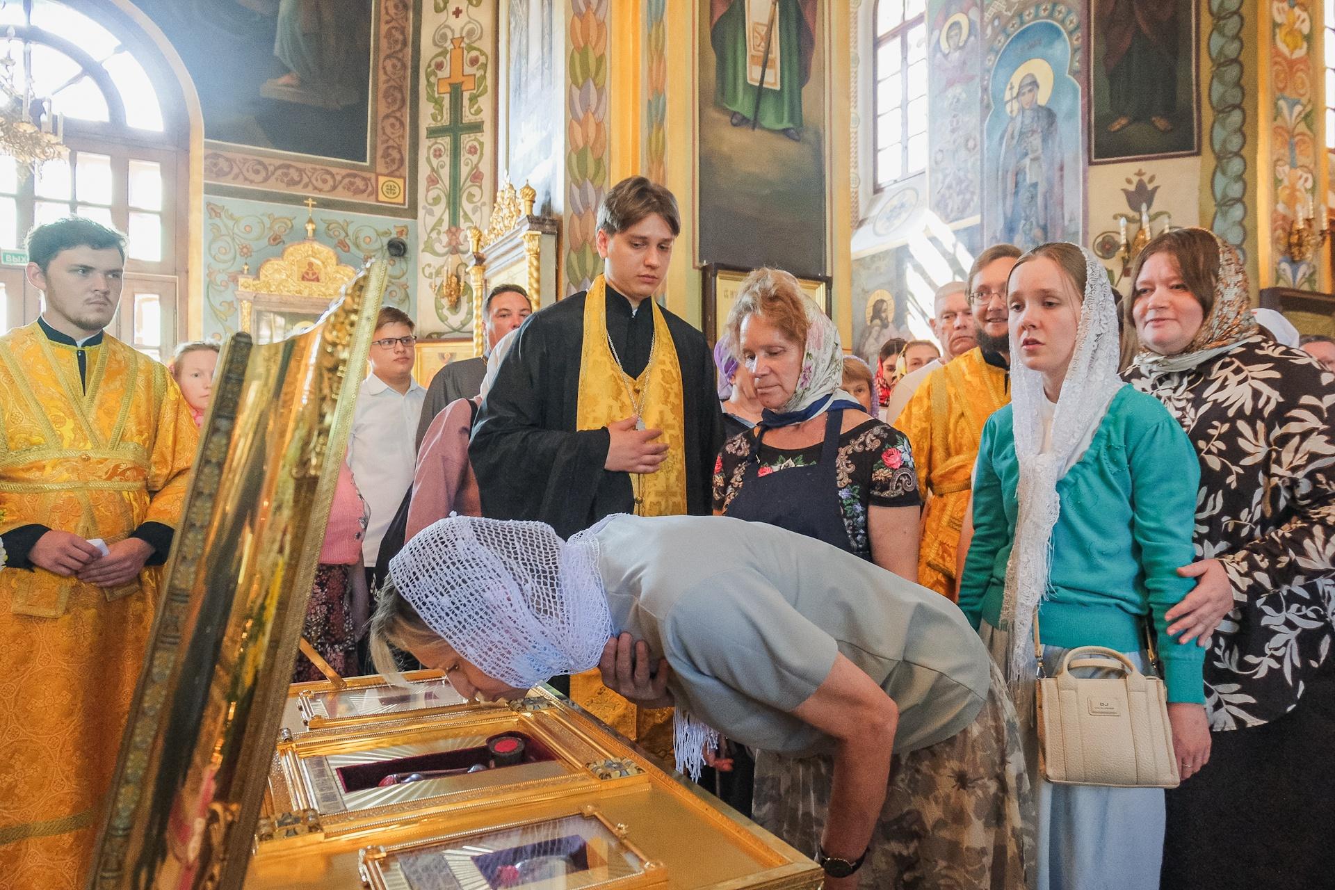 В Пермь привезли мощи самого известного святого Николая Чудотворца — верующие выстроились к ним в очередь