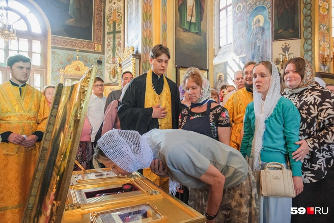 Чтобы поклониться святыне, люди встали в очередь | Источник: Тимофей Калмаков / 59.RU