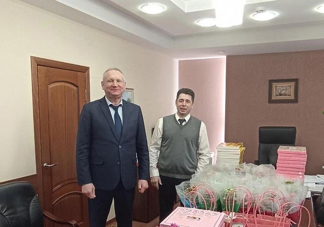 Главврач областной офтальмологической больницы Сергей Пасечный (слева) со своим замом Алексеем Андреевым. Заместитель получает на 124 тысячи меньше, чем начальник | Источник: БУЗ ВО «ВОКОБ» / Vk.com