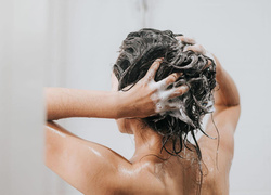 Так никто не делает: 4 признака, что вы не промываете волосы тщательно