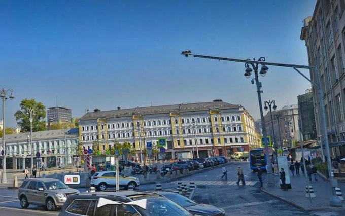 Кадр из фильма и вид на Славянскую площадь со стороны Варварки | Источник: yandex.ru/maps