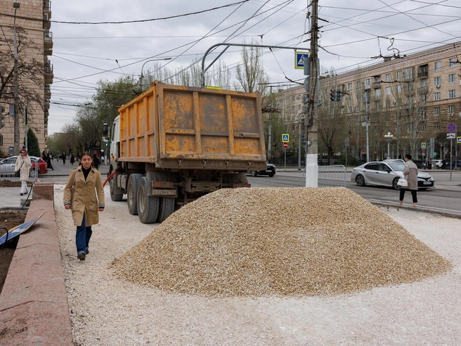 Тротуарные работы ведутся в соответствии со стандартами. | Источник: Алексей Волхонский / V1.RU