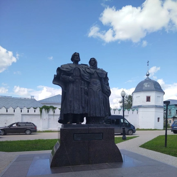 Памятник Петру и Февронии в Муроме