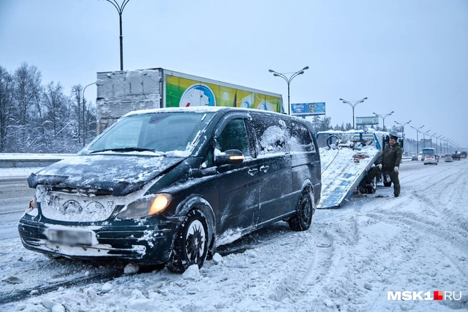 Этого мужчину занесло в отбойник и за ним приехал эвакуатор | Источник: Дмитрий Толстошеев / MSK1.RU