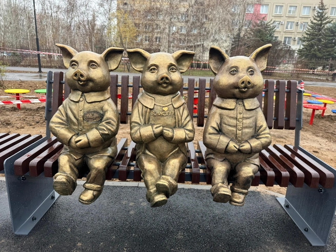 Скульптура отражает привязанность поросят к Волжскому | Источник: Читатели V1.RU
