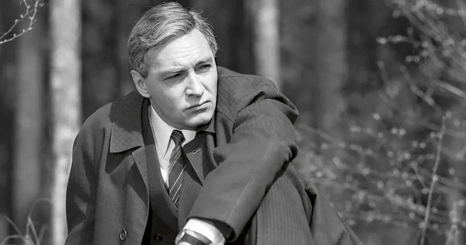 Замечательный актер Вячеслав Тихонов был противоположностью жены: замкнутый, неразговорчивый, погруженный в собственный внутренний мир. Они часто ссорились именно из-за несхожести характеров и через 13 лет брака развелись | Источник: кадр из фильма «Семнадцать мгновений весны», 1973 год