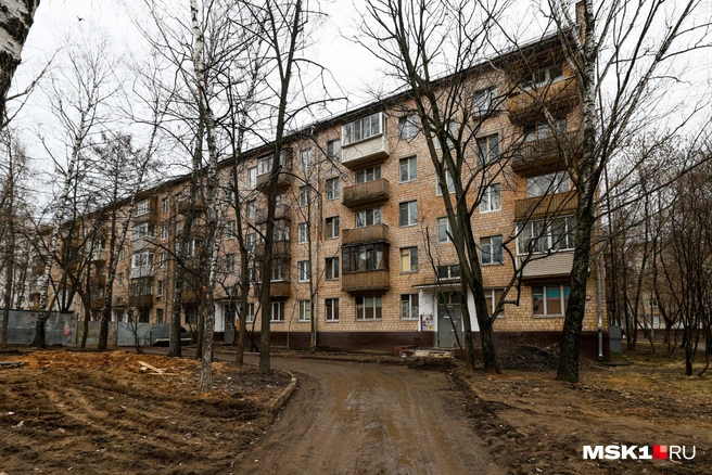 Дом построили еще в 80-х годах прошлого века | Источник: Артём Устюжанин / MSK1.RU