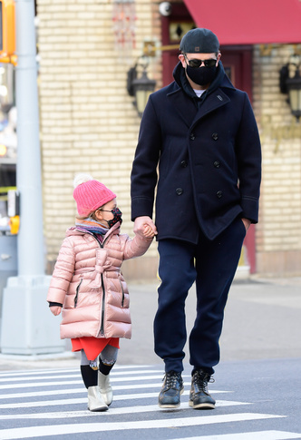 Самое милое, что вы сегодня увидите: Брэдли Купер на прогулке с дочкой