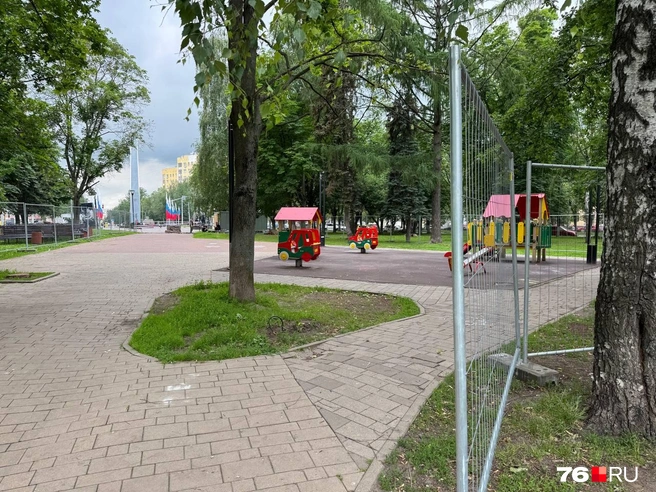 В парке Мира перекрыли детскую площадку | Источник: Анна Елкина / 76.RU