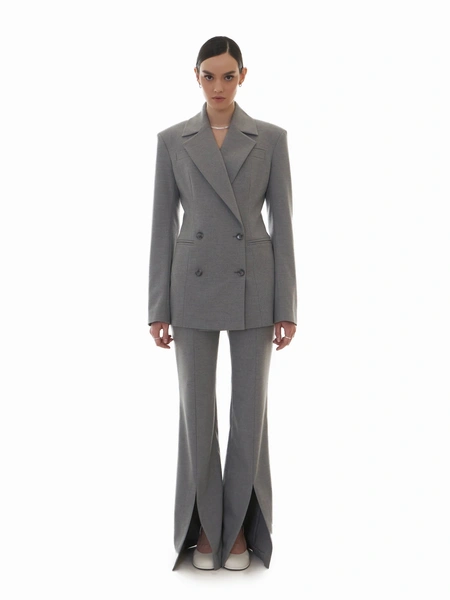 Костюм SorelleЦена: 40 000 руб.Где купить: sorelle.moscow