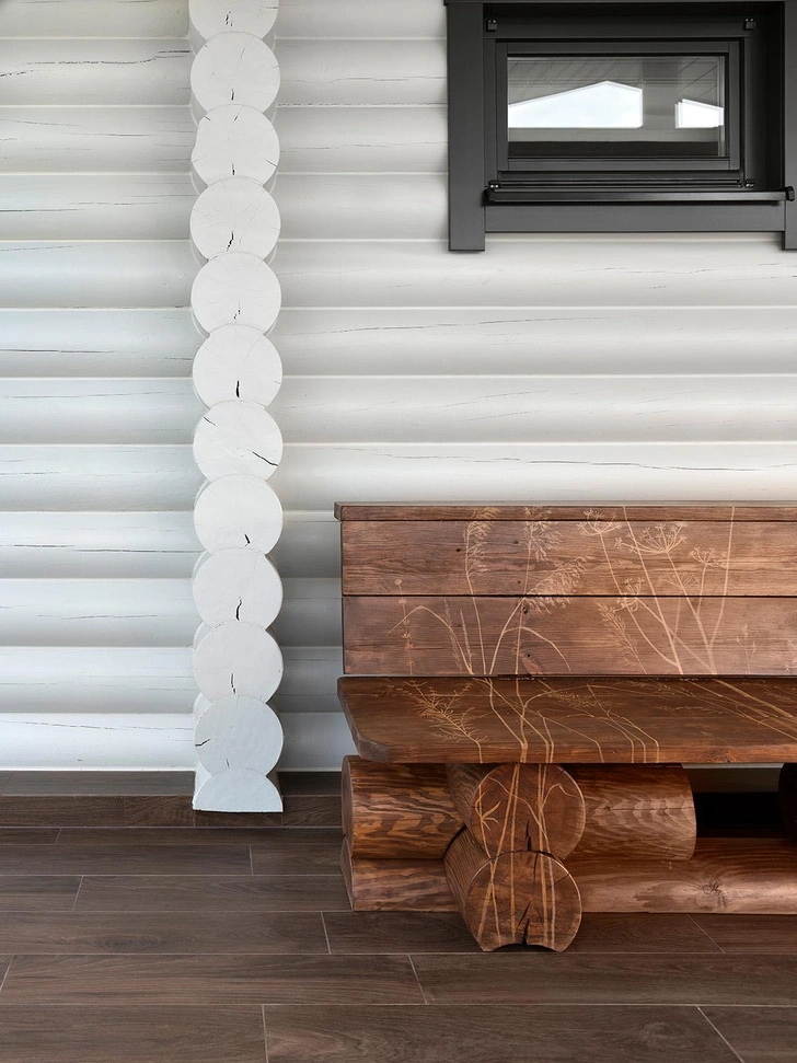 Скамья расписана художником Маргаритой Морозовой. | Источник: Сергей Ананьев. Стиль: Yes We May