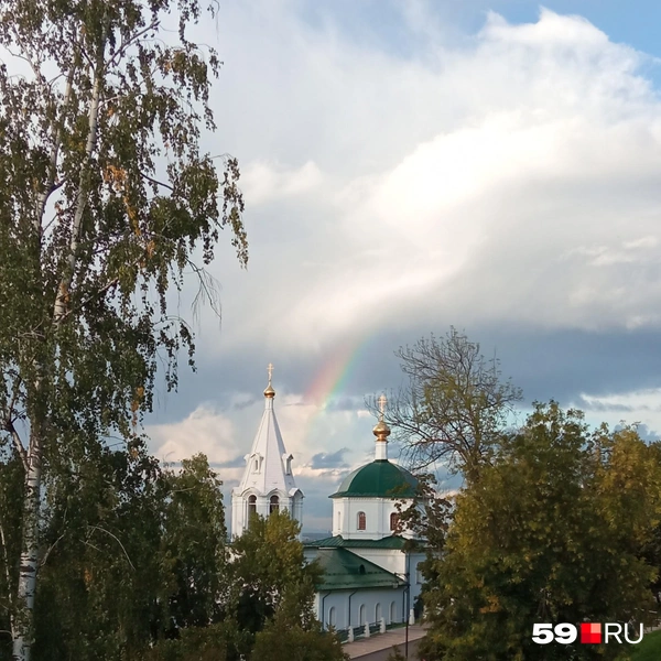 После дождя вышла радуга — выросла прямо над храмом | Источник: Вероника Свизева / 59.RU