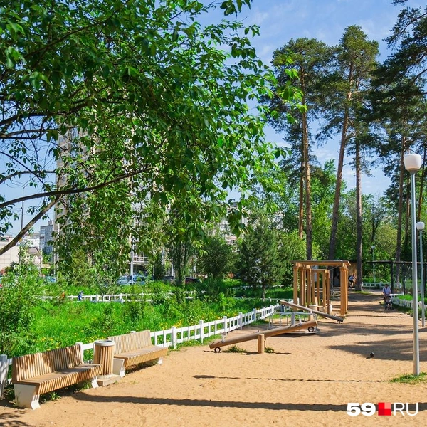 В парке есть лавочки в тени и спортивные сооружения для детских игр | Источник: Тимофей Калмаков / 59.RU