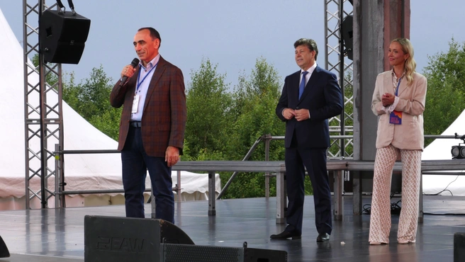 Спектакли проходили на вершине горы, в заброшенном шахтерском городе, на берегу реки и на территории курорта | Источник: АНО «Гора Крестовая»