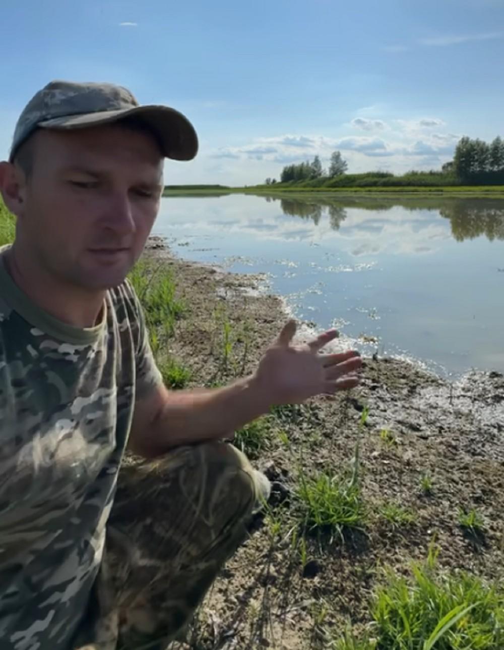 «Рыба либо от жары погибнет, либо зимой вымерзнет». Под Волгоградом жители показали жуткие последствия засыхающих озер — видео